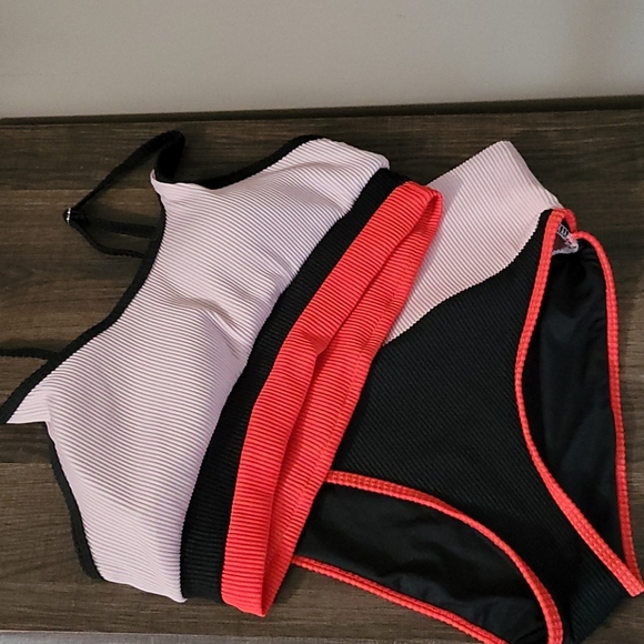 Colorblock Swimsuit - Picture 3 of 7